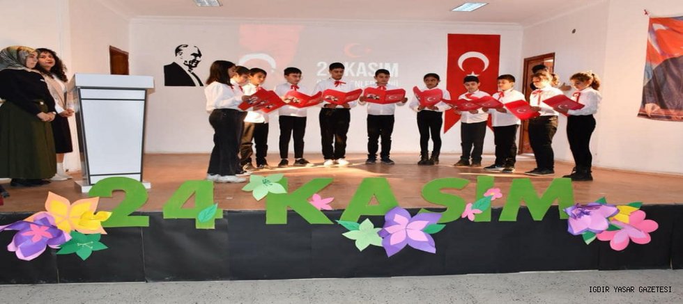 Aralık İlçesinde Atatürk Ortaokulu Sodes Sanat Salonunda 24 Kasım Öğretmenler Günü İçin Program Düzenlendi