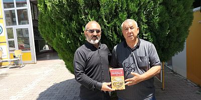 Gürbüz Alkazak Alkazaklar İsimli  Kitabını Serdar Ünsal'a Hediye Etti