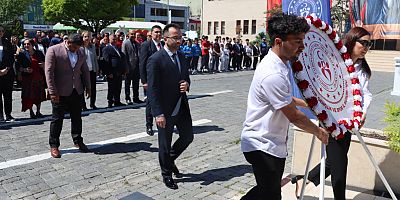 Iğdır'da 19 Mayıs Atatürk'ü Anma Gençlik Ve Spor Bayramı  Kutlama Programı Kapsamında Çelenk Sunma Töreni Gerçekleştirildi
