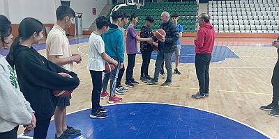 İl Gençlik Ve Spor İl Müdürü Yusuf Çebi, Basketbolcuları Ve Antrenörleri Ziyaret Etti