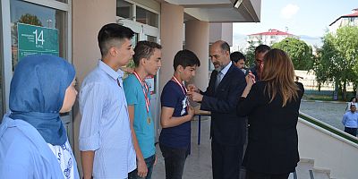 İş İnsanı Ahmet Temiz'den Iğdır Haydar  Aliyev Fen lisesi Öğrencileri 'ne Karne Hediyesi