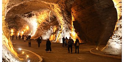 Yer Altındaki Tuz Mağaraları Kışın Da  Turistlerin Ziyaret Rotasında Oluyor