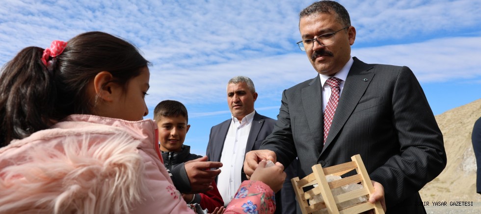 AŞAĞI ÇARIKÇI İLKOKULUNDA EĞİTİM GÖREN KÖY ÇOCUKLARA  TUZLUCA İLÇESİNDEKİ TUZ MAĞARALARI GEZDİRİLDİ