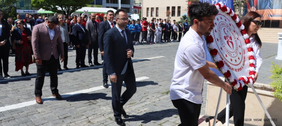 Iğdır'da 19 Mayıs Atatürk'ü Anma Gençlik Ve Spor Bayramı  Kutlama Programı Kapsamında Çelenk Sunma Töreni Gerçekleştirildi
