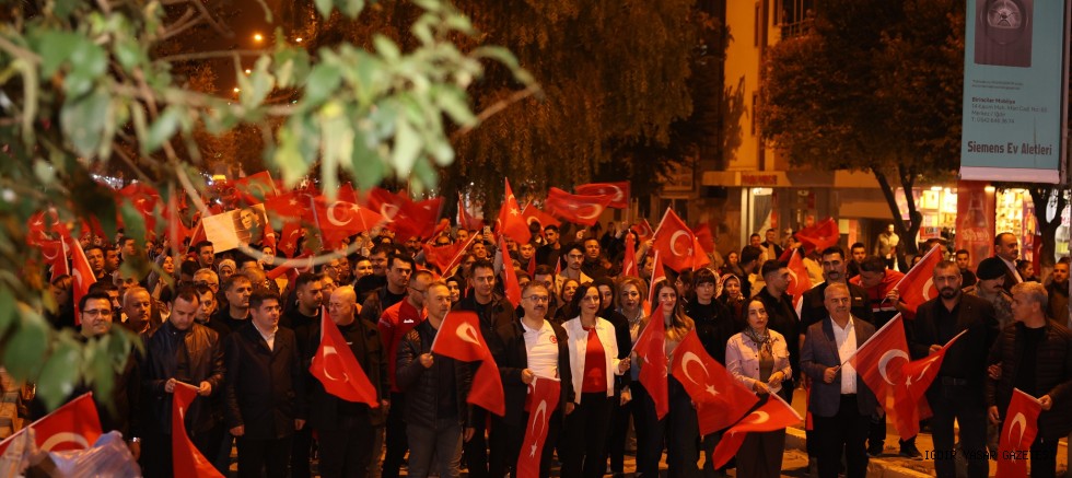 Iğdır'da Fener Alayı Rekoru: 102 Metrelik Dev  Türk Bayrağıyla Cumhuriyet Yürüyüşü Coşkusu