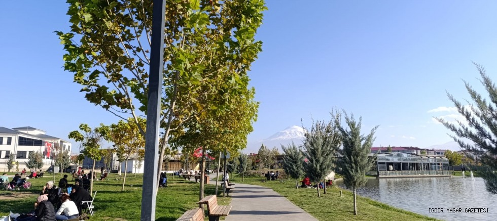 Iğdırlılar Kasım Güneşinin Keyfini Millet Bahçesi’nde Çıkarıyor