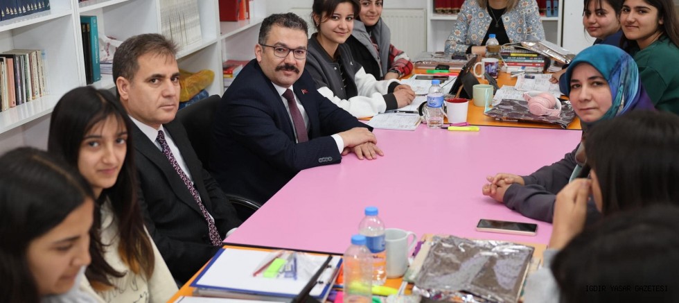 İlimiz Valisi Ercan Turan Ahmed-i Hani Kütüphanesi’nde  Sınavlara Hazırlanan Öğrencilere Moral Ziyaretinde Bulundu