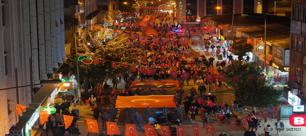 Iğdır'da Fener Alayı Rekoru: 102 Metrelik Dev  Türk Bayrağıyla Cumhuriyet Yürüyüşü Coşkusu