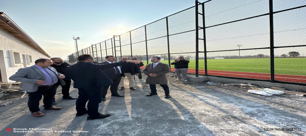 Iğdır Vali Yardımcısı Abdurrahman Çelebi Sentetik Yüzeyli Futbol Sahası'nı Ziyaret Ederek Yetkilerden Bilgi Aldı