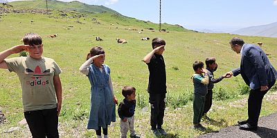 Ağrı Dağı'ndaki Çocuklar Vali Ercan  Turan'ı Asker Selamıyla Karşıladılar