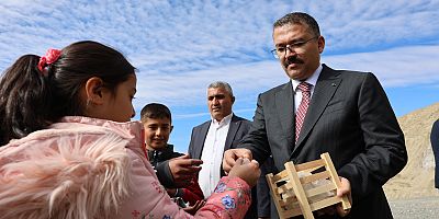 AŞAĞI ÇARIKÇI İLKOKULUNDA EĞİTİM GÖREN KÖY ÇOCUKLARA  TUZLUCA İLÇESİNDEKİ TUZ MAĞARALARI GEZDİRİLDİ