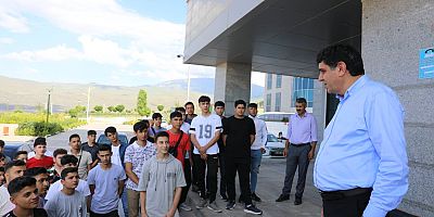 “Biz Anadoluyuz” Projesiyle Iğdır'a Gelen  Öğrenciler, Rektör Alma'yı Ziyaret Etti
