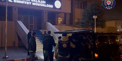 Iğdır’da kaçak 10 Afgan göçmen ve göçmenleri taşıyan 2 kişi yakalandı