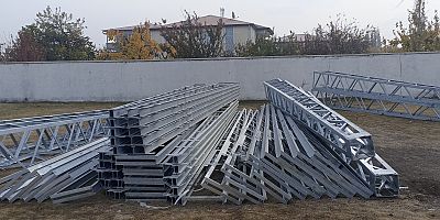 Iğdır’da Yol Ortasında Kalan Direkler Yenileniyor