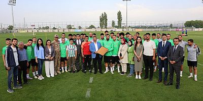 Iğdır Valisi Ercan Turan Takımı Ziyaret Ederek Futbolculardan Şampiyonluk Sözü Aldı