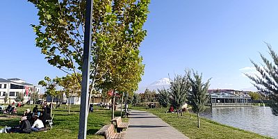 Iğdırlılar Kasım Güneşinin Keyfini Millet Bahçesi’nde Çıkarıyor