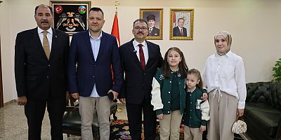 Vali Turan, Duyarlı Öğrenci Zeynep Ece’yi Ödüllendirdi